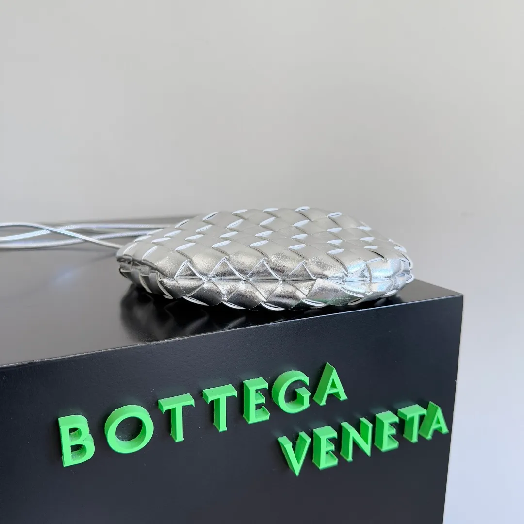 Batch of 1400 BV Mini Sardine is coming‼ ️Super high-end, stainless steel hardware + 24k real gold plating process, fish scales (concave and convex positions) are the finishing touch, the sardine bag that can be carried cross-body is completely beautiful to the heart. The metal element handle and the weaving are perfectly combined to completely integrate the artistic sense and elegance and fashion. It is really like a work of art🏺The large size is elegant, the small size is exquisite and cute, a must-have item for fashionistas, and the details are perfectly reproduced. Style number: 744267 Size 20*12*2.5